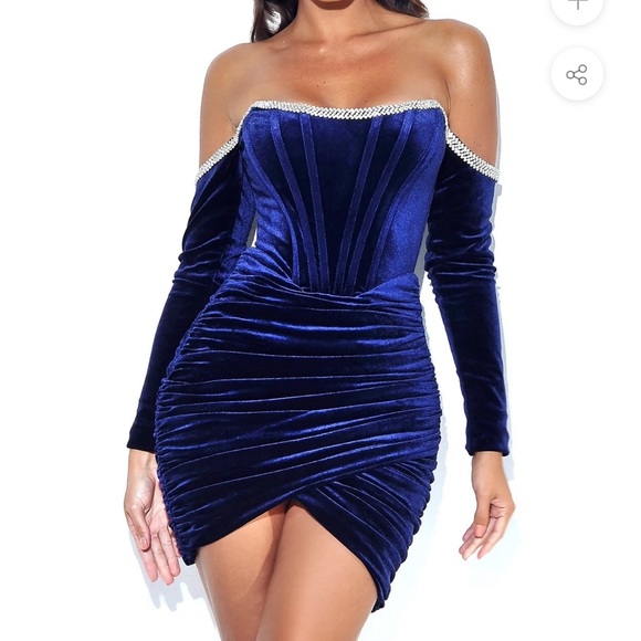 Miss Circle Navy Velvet Off-Shoulder Mini Dress 👗 - Picture 3 of 12